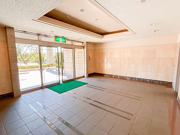 【ロビー】エントランスを入ったロビーも広くゆとりがある印象です。