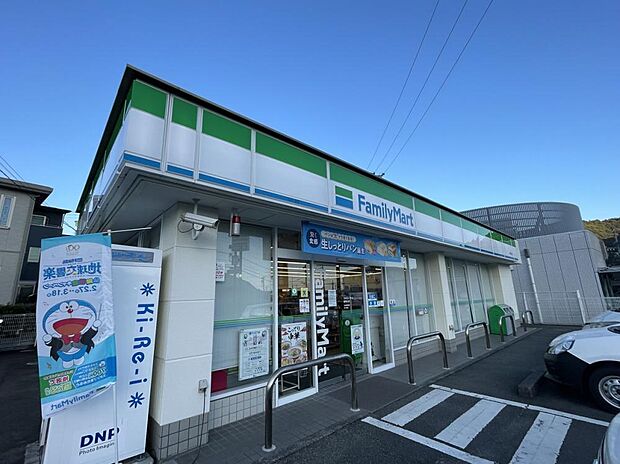 【コンビニ】ファミリーマート静岡北店まで約950ｍ（徒歩約12分、車約3分）です。何か買い忘れがあっても安心の距離ですね。