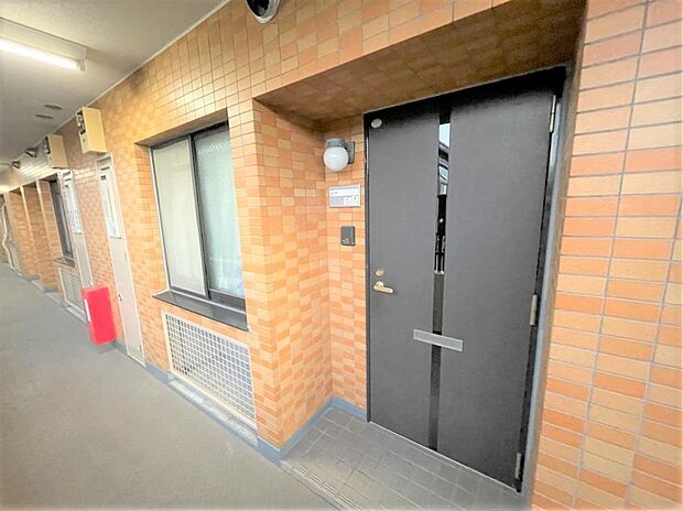 【玄関】エントランスのオートロック部分にもモニターホンはありますが玄関部分にもあります。