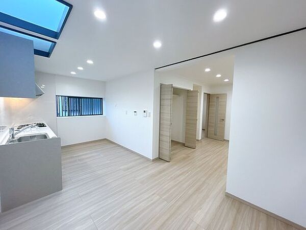 【LDK】東側から撮影しました。キッチン・ダイニングスペースとリビングが自然と使い分けできる造りになっています。