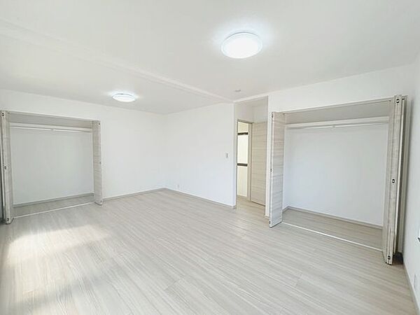 【2階洋室約12.5帖】二間続きの和室をつなげ、一つの洋室に変更しました。クローゼットも2ヶ所あるので、収納力も高いお部屋です。