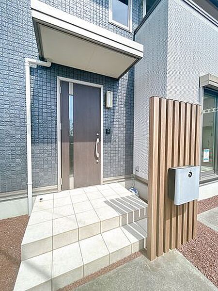 【RF済/玄関周り】門柱のシートの交換をしております。