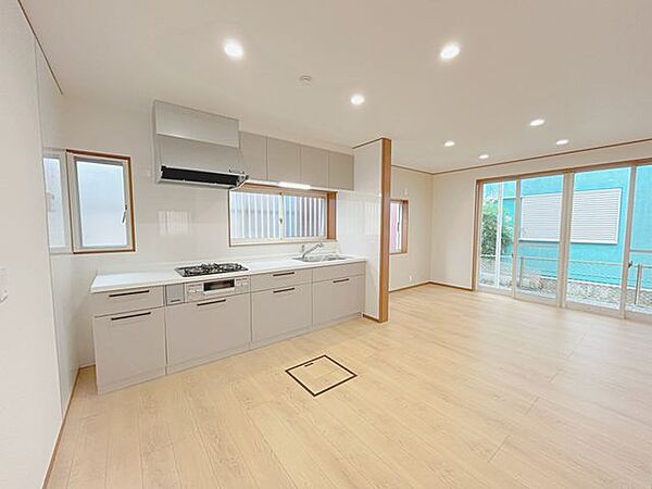 【リフォーム後/LDK】約15帖のリビングは2面採光で明るく、家族のだんらんにぴったりです。袖壁でダイニングスペースとリビングスペースをゆるやかに仕切ります。