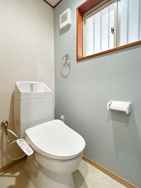 【リフォーム後/トイレ】トイレはジャニス製の温水洗浄機能付きに新品交換しました。キズや汚れが付きにくい加工が施してあるのでお手入れが簡単です。直接肌に触れるトイレは新品が嬉しいですよね。