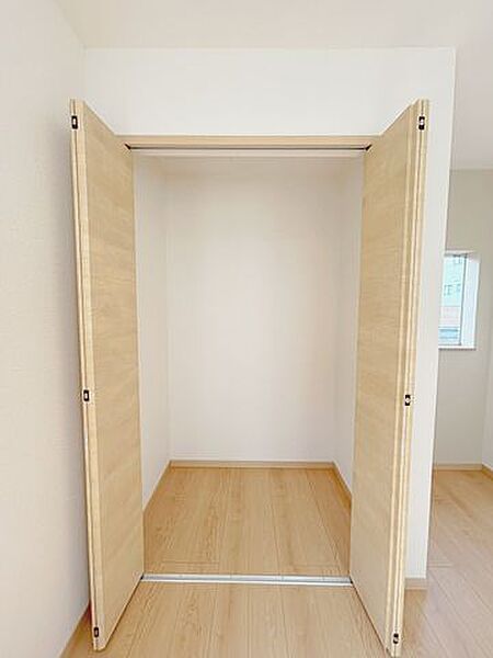 【リフォーム後/洋室収納】収納建具を新品交換しました。収納内の壁紙はホワイト系に張り替え、荷物の整理がしやすくなりました。