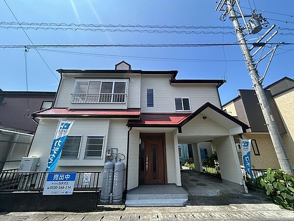 外壁・屋根の塗装、玄関ドア交換、ポーチタイル重ね張りを行いました。