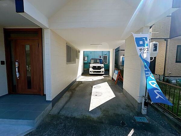 【駐車場】屋根付きのカースペースで大事なお車を守ります。縦列駐車ですが、出入りのしやすいスペースがございます。