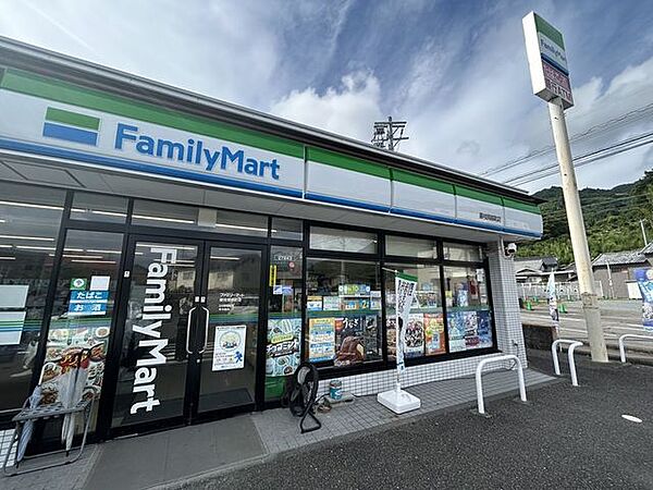コンビニ 【周辺環境】ファミリーマート藤枝岡部町店様まで450ｍ（徒歩6分）。