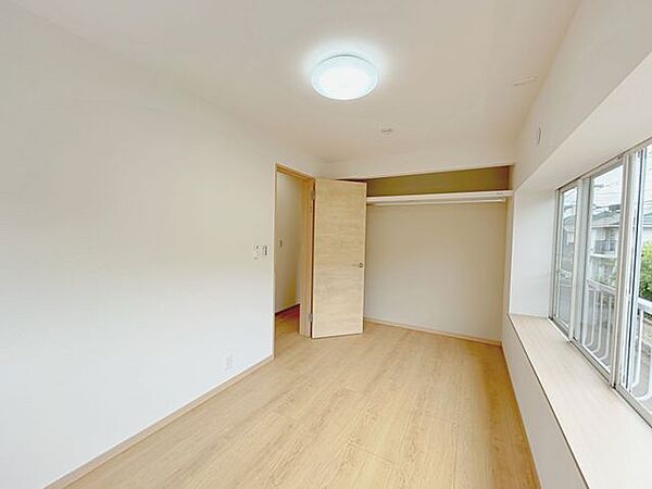 【リフォーム後/洋室】2階北側洋室（約6帖）は、天井壁クロス張替え、床重ね張り、照明交換、建具交換を行いました。オープン収納で空間を広くお使いいただけます。