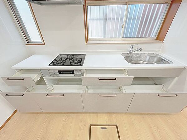 【リフォーム後/キッチン】毎日の料理にも十分な収納付き。引き出しタイプで調味料の他にも食器、調理器具の収納にも便利です。