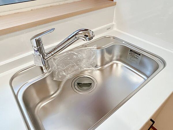 【リフォーム後/キッチン】シンクは幅約74cmと、食器や鍋等まとめて洗えるサイズ感です。水栓器具は「かゆい所に手が届く」シャワータイプ。浄水機能付きなので安心してお使いいただけます。