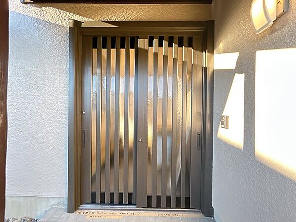 【リフォーム後/玄関】お家のお顔となる玄関は新品交換しました。