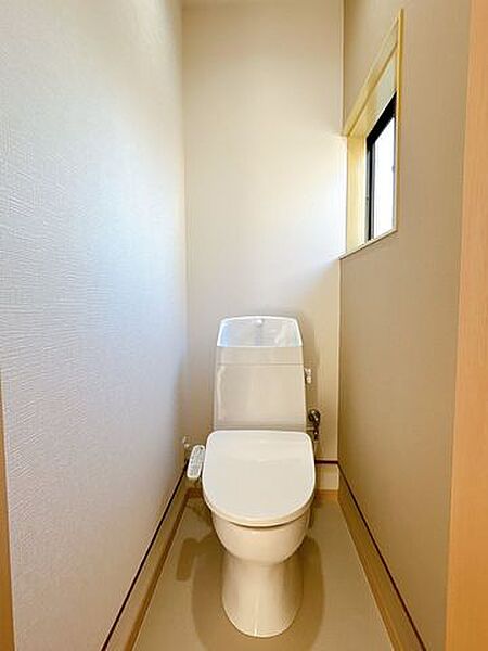 【リフォーム後/トイレ】新品シャワー付きトイレに交換しました。クッションフロア、クロス張り替え、照明交換で清潔感のあるトイレにリフォームしました。1階2階のどちらにもあると便利ですよね。