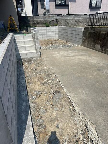 【リフォーム中/駐車場】ブロックを積み、玄関までの階段を新設しています。