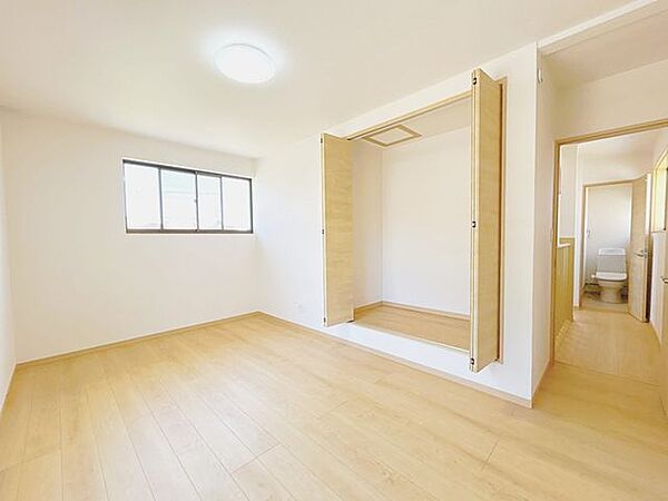 【リフォーム後/2階東側洋室】約8帖。使い勝手を考えて洋室に間取変更しました。階段上の収納スペースがあるのでベッドをおいても十分なスペースが確保できます。