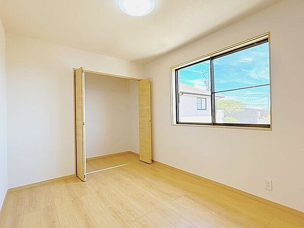 【リフォーム後/2階中央洋室】約6帖。ドアを開けた際のデッドスペースができないよう、引戸を設置しました。