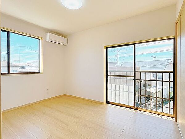 【リフォーム後/2階西側洋室】約6帖の洋室です。収納があると部屋を広く使えます。二面採光で明るいお部屋です。