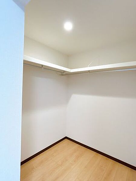 【RF後/ウォークインクローゼット】和室と広縁の一部とつなげ、ウォークインクローゼットに変更しました。