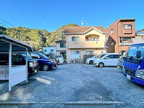 【駐車場】物件より徒歩1分未満（約50ｍ）に敷地外駐車場がございます。月額6000円。