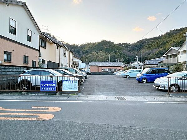 【駐車場】物件より徒歩5分（約350ｍ）にも敷地外駐車場がございます。月額9592円。