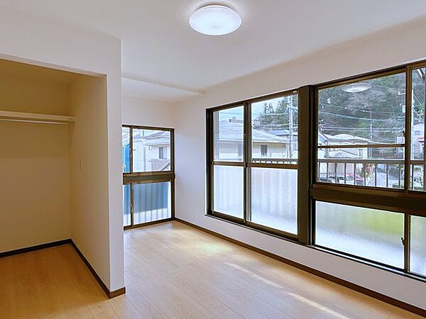 【RF後/2階洋室】東側の和室と広縁の一部をつなげ、約6.5帖の洋室に変更しました。ウォークインクローゼット付きです。