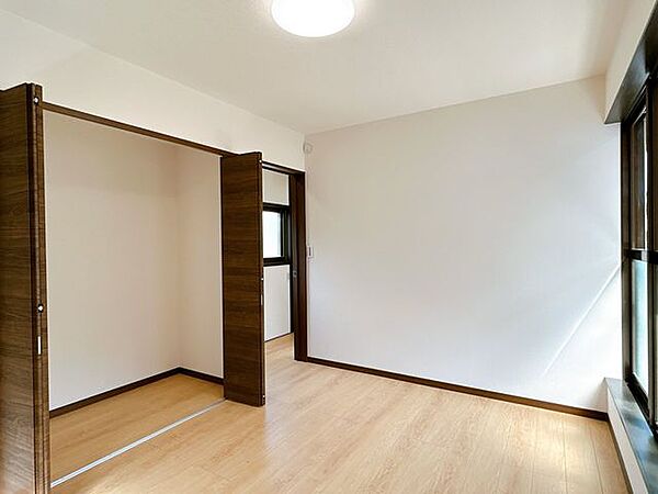 【RF後/2階洋室】西側の約6帖の洋室です。建具交換・クロス張替え・フローリングの上張りを行いました。