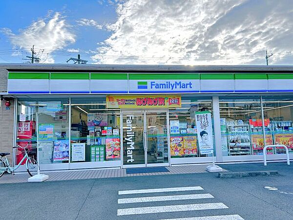 ファミリーマート静岡大岩二丁目店様まで約700ｍ。 660m