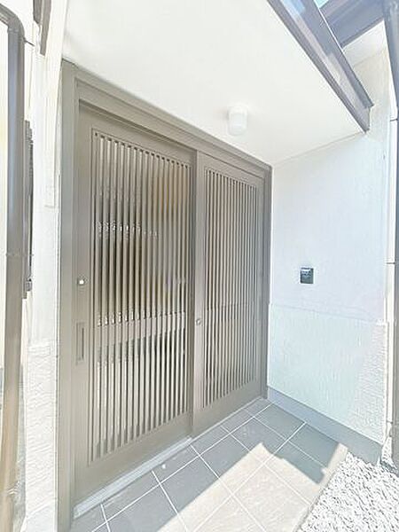 【リフォーム中/外観】外壁塗装・雨戸塗装を行います。網戸は全箇所張替えを行います。