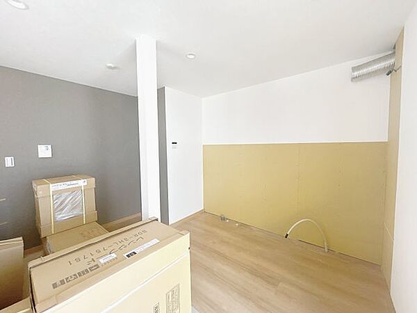 【リフォーム中/和室→LDK】間取り変更を行い18帖のLDKを造成します。床はフローリング重ね張り、壁天井はクロス張替え、照明・建具交換を行います。