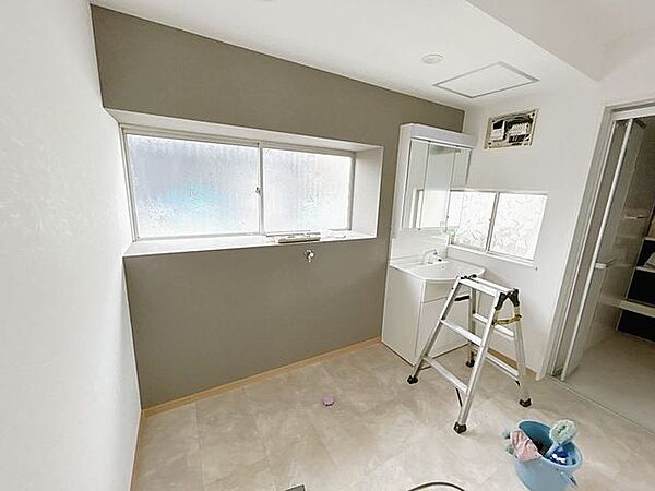 【同仕様写真】洗面化粧台は新品に交換します。三面鏡の裏側はすべて収納になっています。洗面ボウルは底が平らなので、つけ置き洗いなどの家事でも活躍します。※変更になる場合がございます。