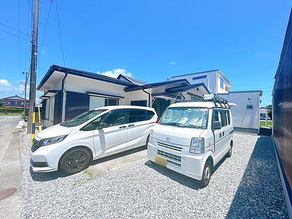 【リフォーム中/外観】耐震補強工事、外壁塗装を実施します。差し掛けは撤去し並列2台駐車可能です。