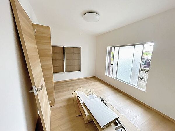 【リフォーム中/洋室】南側6帖の洋室です。床はフローリング重ね張り、壁天井はクロス張替え、照明・建具交換を行います。