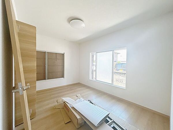 【リフォーム中/洋室】北西側6帖の洋室です。床はフローリング重ね張り、壁天井はクロス張替え、照明・建具交換を行います。