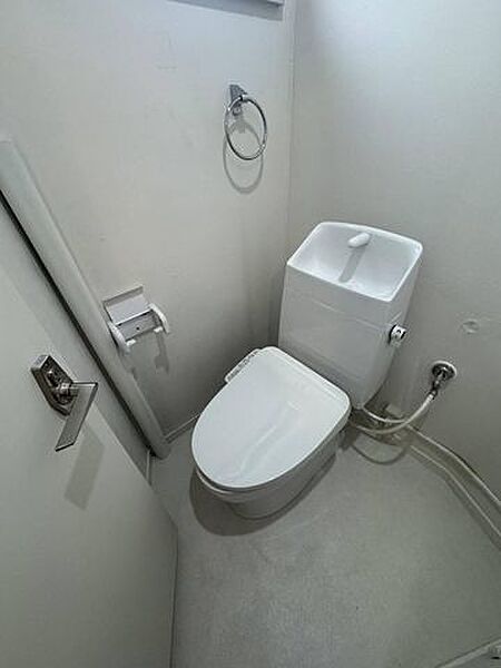【トイレ】トイレはハウステック製の温水洗浄機能付きに新品交換します。直接肌に触れるトイレは新品が嬉しいですよね。