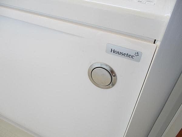 【同仕様写真／ユニットバス】浴室の排水栓はポップアップ式です。ワンタッチで浴槽のお水を排水できます。チェーンが付いてないので、お掃除もラクになりますね。
