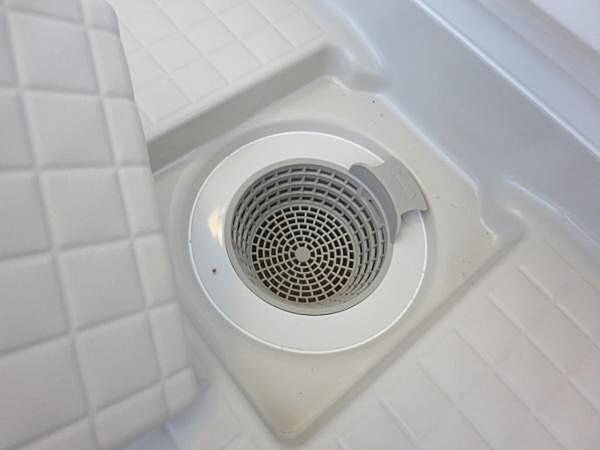 【同仕様写真／ユニットバス】新品交換するユニットバスの排水口は、流れる水の力だけで髪の毛をキレイにまとめてくれ、簡単に捨てられるのでお掃除がラクにできます。