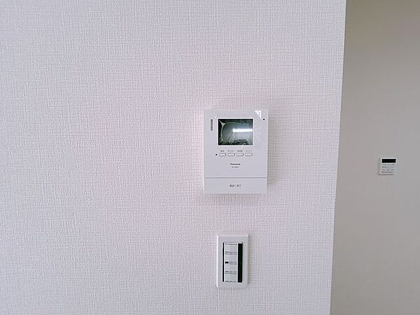 【設備/ドアホン】新しく設置するドアホンはカラーモニター付き。モニターで玄関にいらしたお客様を確認してから応対できます。留守中の来客も記録できるので防犯面でも安心ですね。