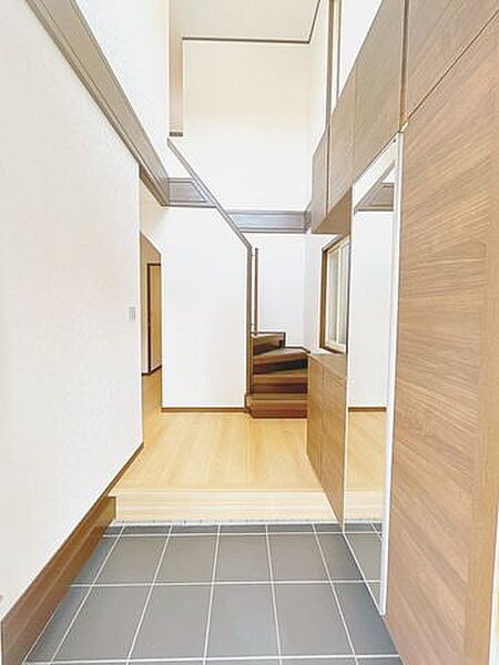 【RF後/玄関ホール】タイルの上張りを行いました。シューズボックスも新品交換済みです。