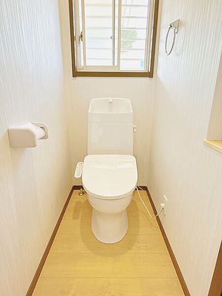 【RF後/トイレ】トイレはジャニス製の温水洗浄機能付きに新品交換しました。キズや汚れが付きにくい加工が施してあるのでお手入れが簡単です。直接肌に触れるトイレは新品が嬉しいですよね。