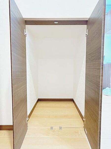 【RF後/収納】1階の階段下収納です。建具の交換を行いました。