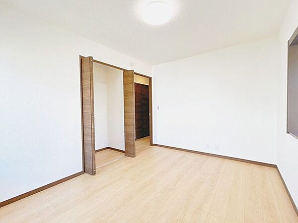 【RF後/2階洋室】2階約5.58帖の洋室です。入口・収納の建具交換を行いました。