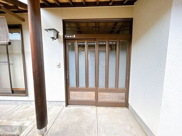 【リフォーム中/玄関扉】玄関扉は新品に交換いたします。鍵が変わるので防犯面も安心ですね。