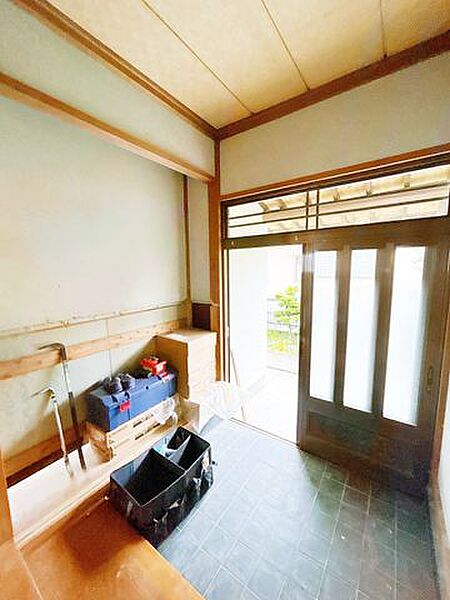 【リフォーム中/玄関】玄関扉は新品に交換いたします。鍵が変わるので防犯面も安心ですね。