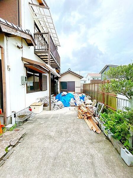 【リフォーム中/駐車場】カーポートと倉庫は撤去いたします。
