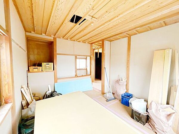 【リフォーム中/洋室】2階和室から洋室約6.75帖です。収納も2ヵ所あるので安心ですね。