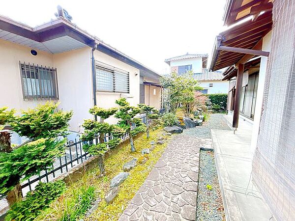 【リフォーム中/庭】庭木は剪定いたします。