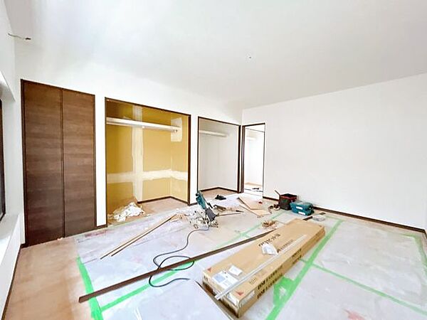 【リフォーム中/収納】建具は新品に交換いたします。収納が3つもあるので、荷物が多い場合でも安心ですね。