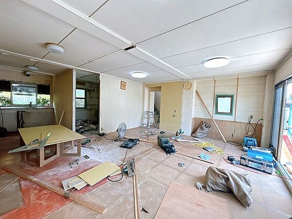 【リフォーム中/リビング】リビング約18帖です。クロス張替え・フローリング張り・建具交換・照明交換いたします。