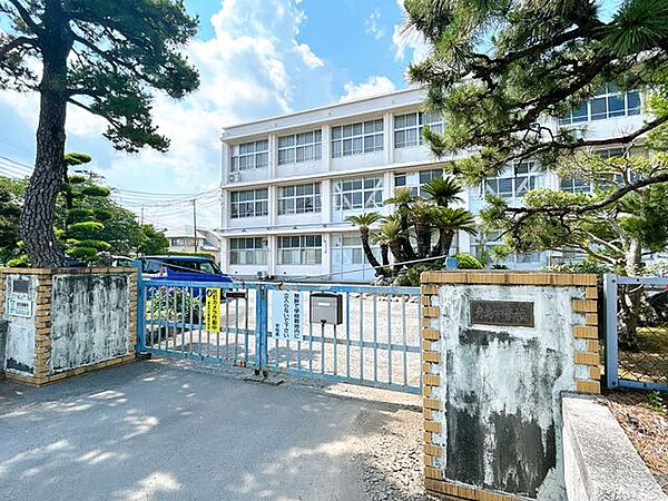 藤枝市立青島中学校まで約1800ｍ。 1730m