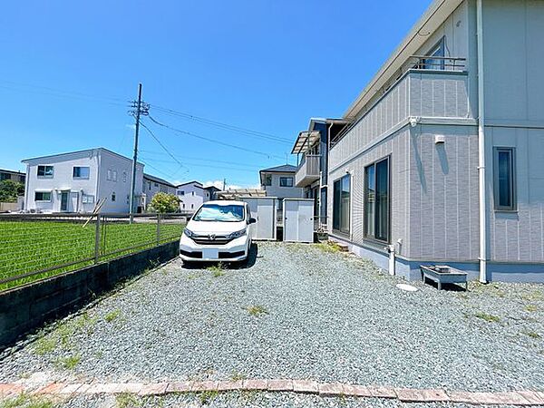 【駐車場】ゆったり3台駐車可能です。物置もあります。